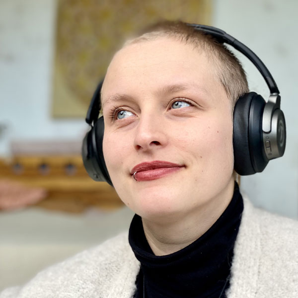 Frau bei EMDR-Sitzung